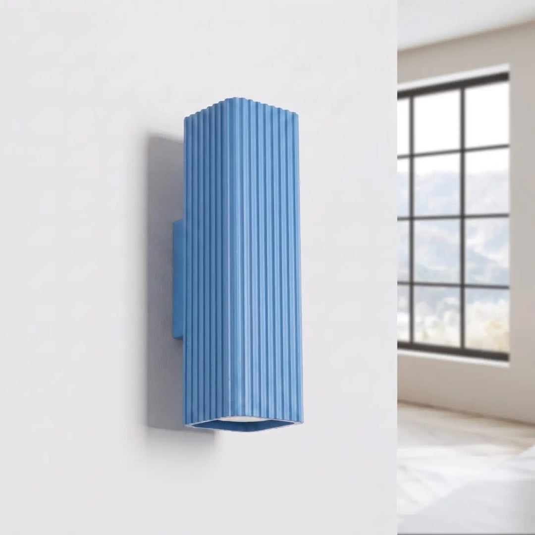 Applique murale Rayo en aluminium bleu azur à réflecteur rainuré, éteinte