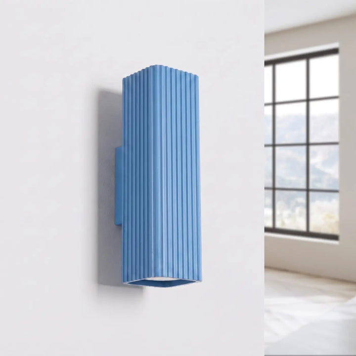 Applique murale Rayo en aluminium bleu azur à réflecteur rainuré, éteinte