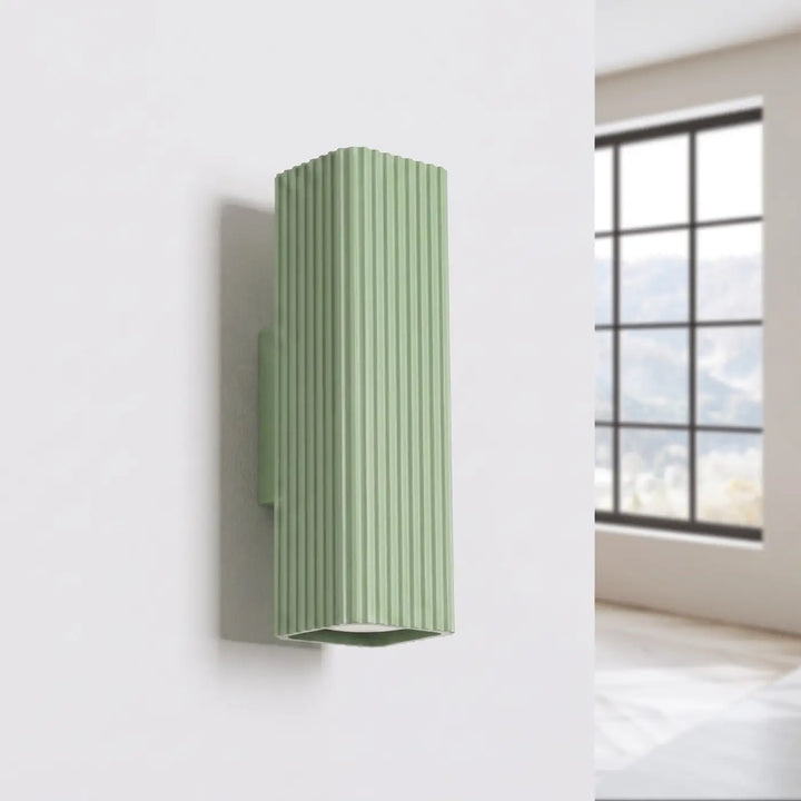 Applique murale Rayo en aluminium sauge à réflecteur rainuré, éteinte