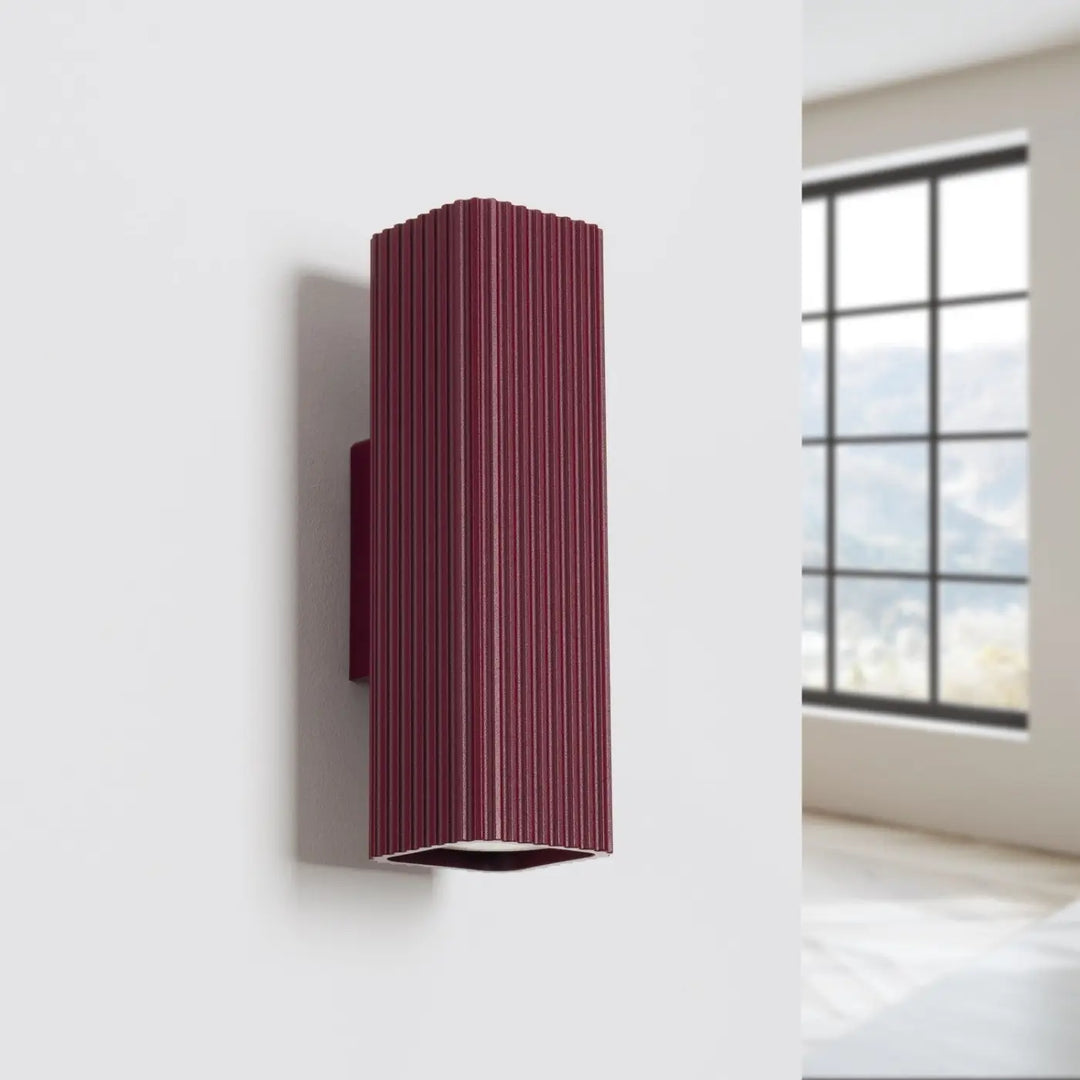Applique murale Rayo en aluminium bordeaux à réflecteur rainuré, éteinte