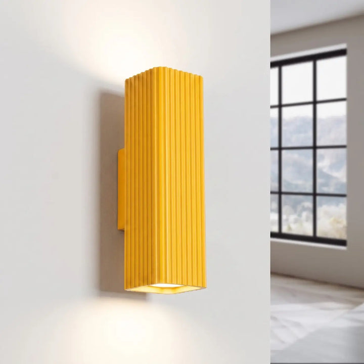 Applique murale Rayo en aluminium jaune à réflecteur rainuré, allumée