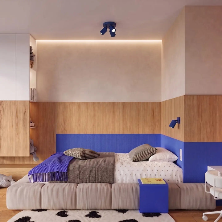 Applique murale Rayo en aluminium outremer à réflecteur rainuré dans une chambre