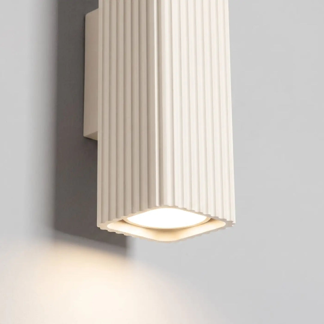 Applique murale Rayo en aluminium beige à réflecteur rainuré, détail des cannelures