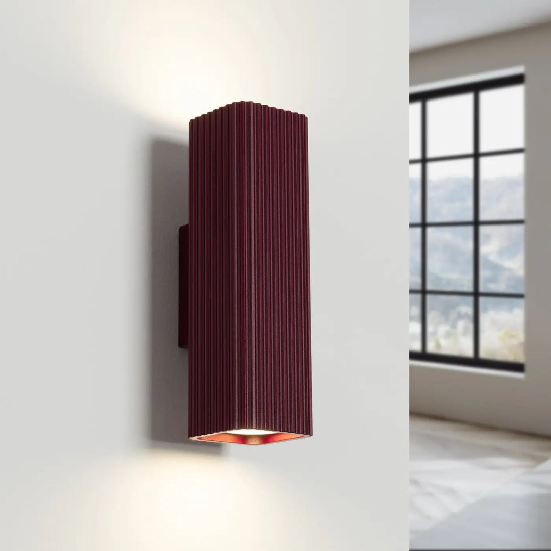 Applique murale Rayo en aluminium bordeaux à réflecteur rainuré, allumée