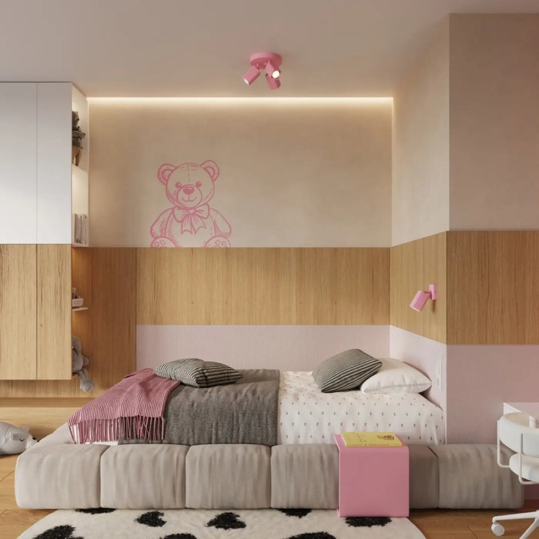 Applique murale Rayo en aluminium rose à réflecteur rainuré dans une chambre