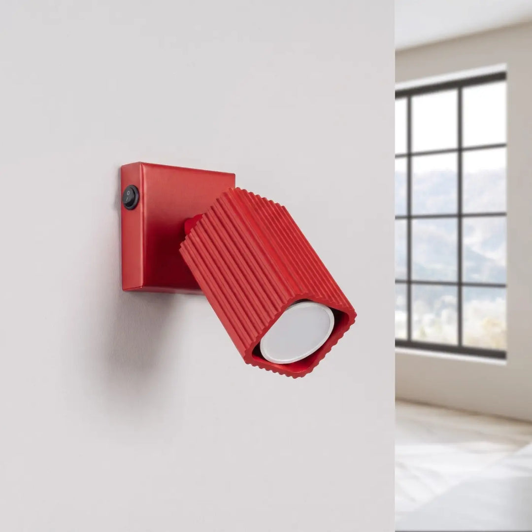 Applique murale Rayo en aluminium rouge à réflecteur rainuré, éteinte
