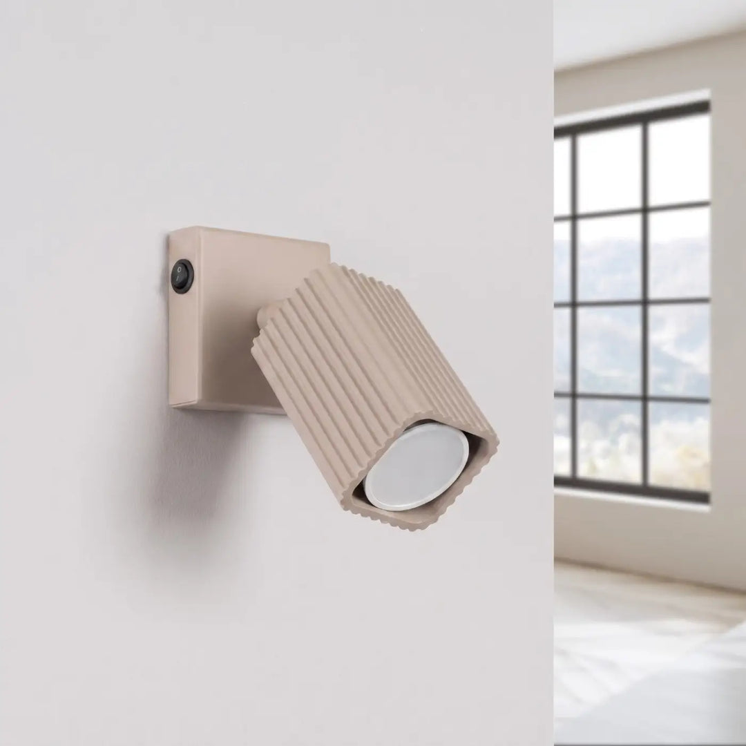 Applique murale Rayo en aluminium taupe à réflecteur rainuré, éteinte