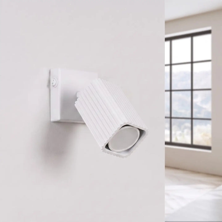 Applique murale Rayo en aluminium blanc à réflecteur rainuré, éteinte