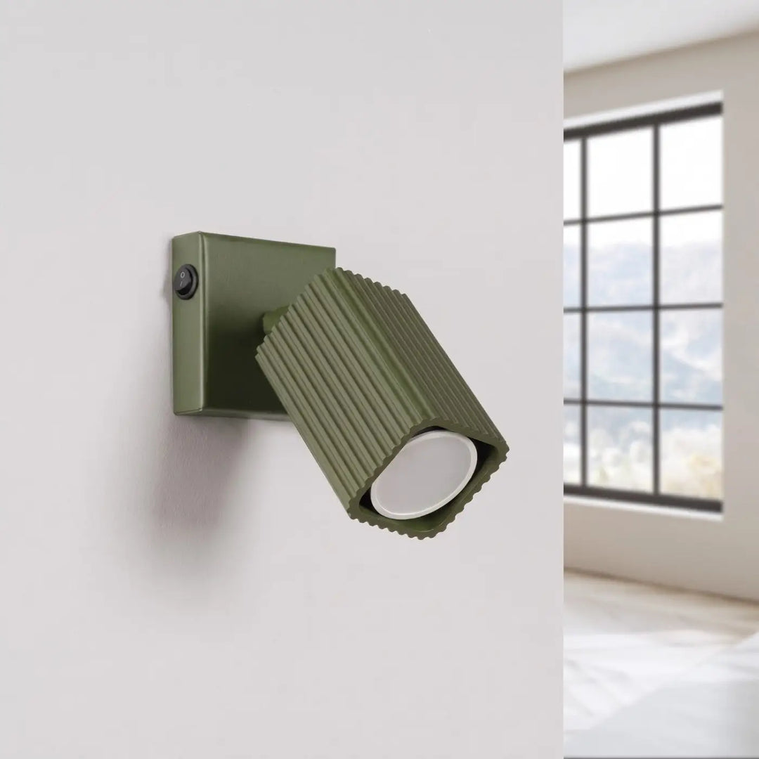 Applique murale Rayo en aluminium vert olive à réflecteur rainuré, éteinte