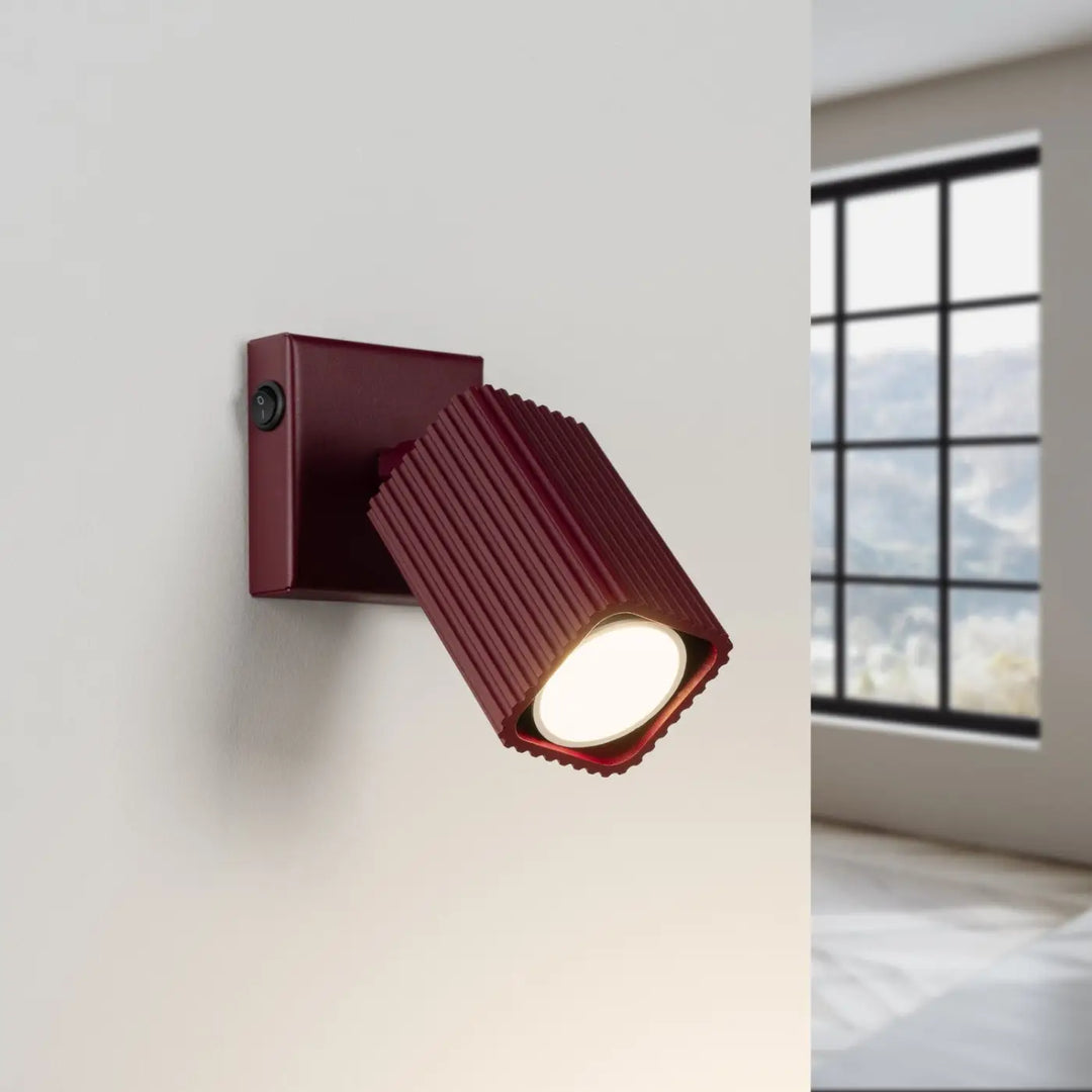 Applique murale Rayo en aluminium bordeaux à réflecteur rainuré, allumée