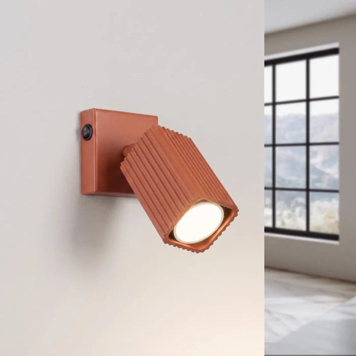 Applique murale Rayo en aluminium ocre rouge à réflecteur rainuré, allumée