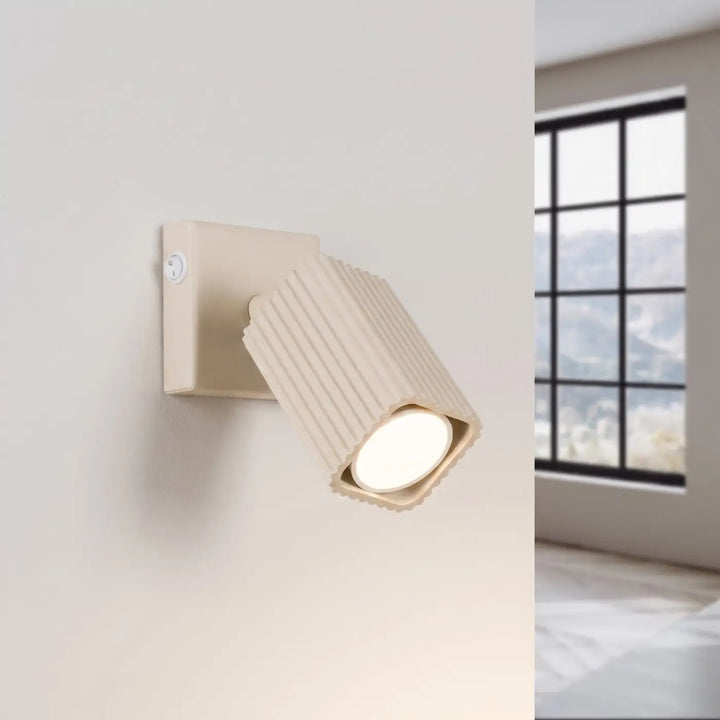 Applique murale Rayo en aluminium beige à réflecteur rainuré, allumée