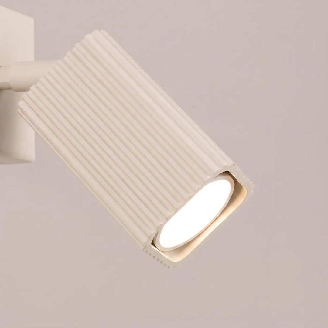 Applique murale Rayo en aluminium beige à réflecteur rainuré, détail des cannelures