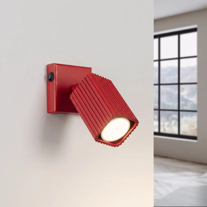 Applique murale Rayo en aluminium rouge à réflecteur rainuré, allumée