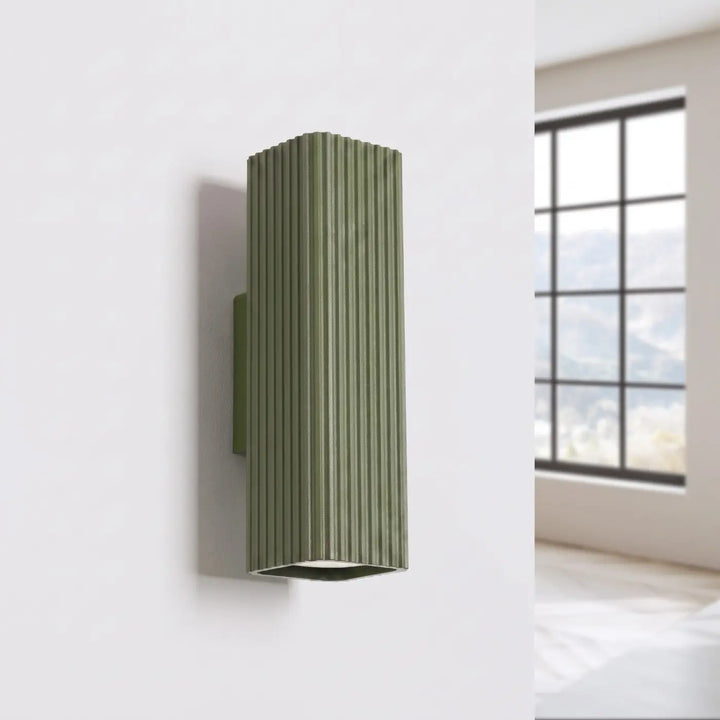 Applique murale Rayo en aluminium vert olive à réflecteur rainuré, éteinte