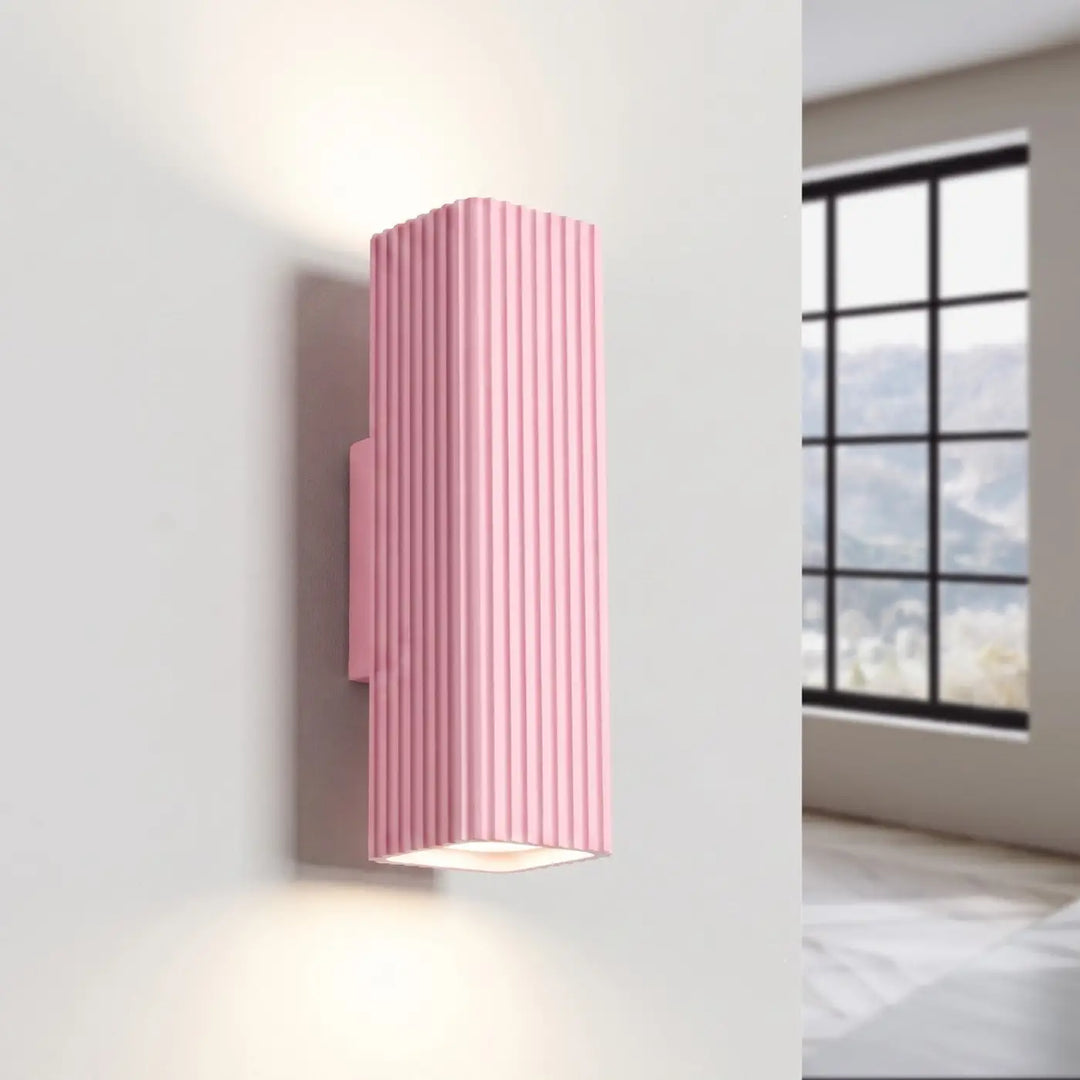 Applique murale Rayo en aluminium rose à réflecteur rainuré, allumée