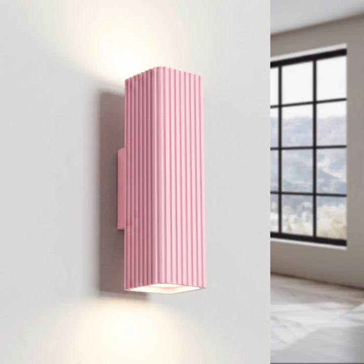 Applique murale Rayo en aluminium rose à réflecteur rainuré, allumée