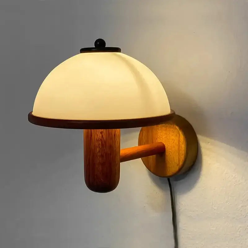 Applique murale standard avec un abat-jour en champignon

