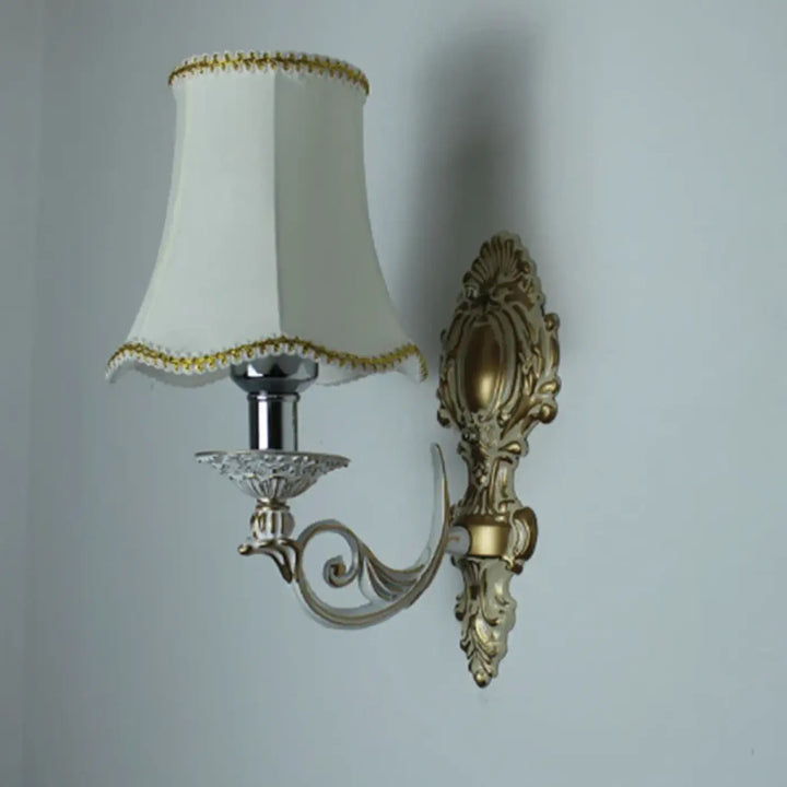 Applique murale style ancien en laiton et tissu blanc