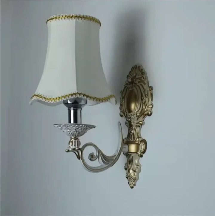 Applique murale style ancien en laiton et tissu blanc