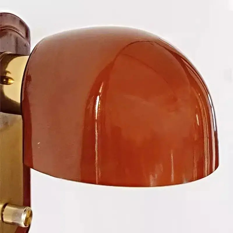 Applique murale avec support en bois marron et abat-jour orange

