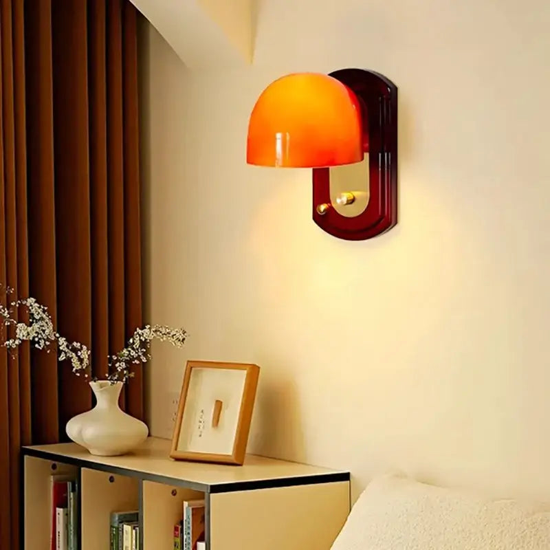 Applique murale avec support en bois marron et abat-jour orange

