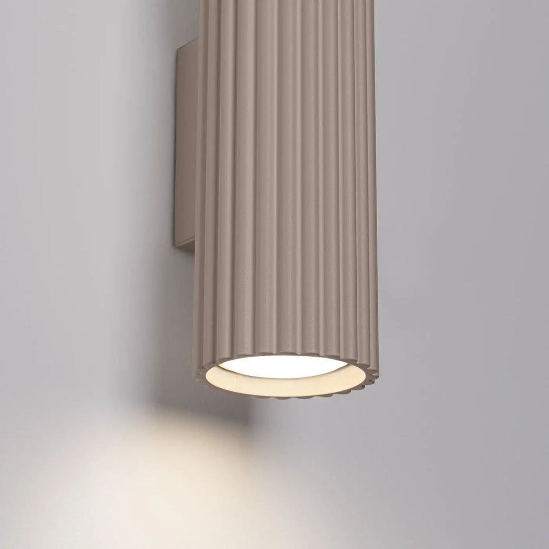 Applique murale karbon 30 taupe beige en design minimaliste avec ampoules gu10 interchangeables et lumière douce