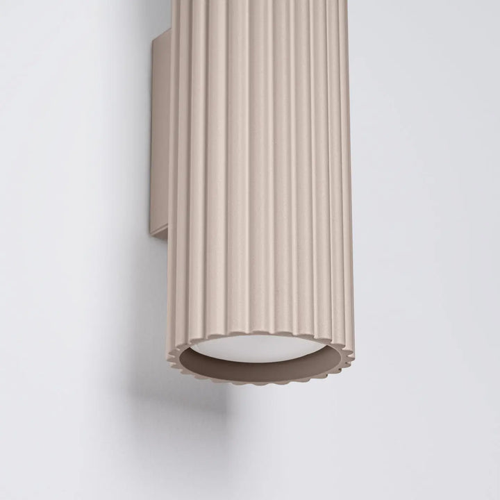 Applique murale karbon 30 taupe beige flûtée avec base festonnée et ampoules gu10 interchangeables design minimaliste
