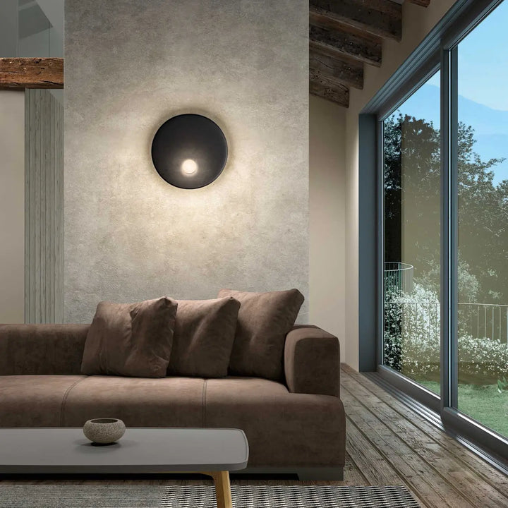 Applique Trip noire au mur d'un intérieur #couleur_noir