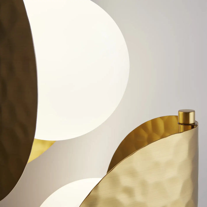 Applique murale tropic en relief martelé effet laiton avec métal doré et abat-jour sphérique blanc doux