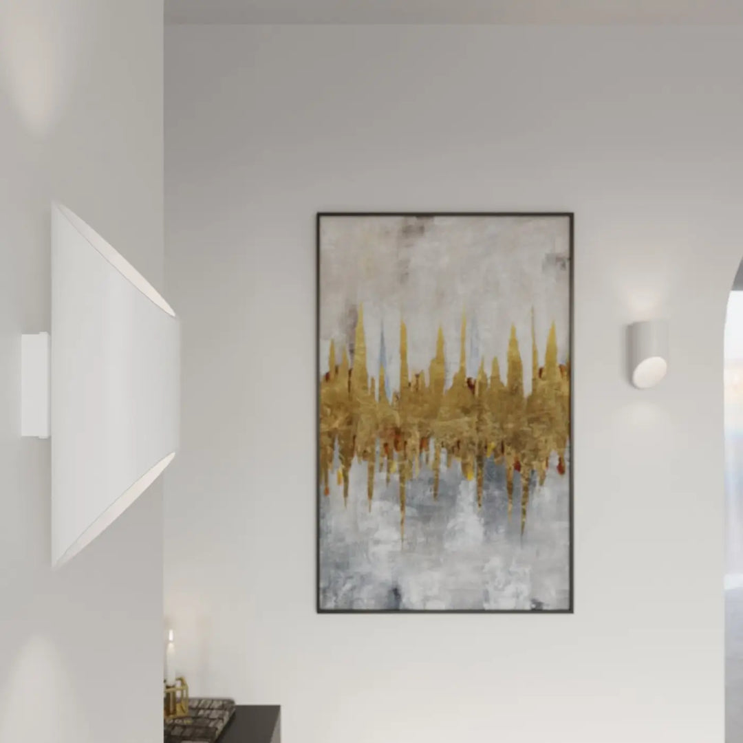 Applique murale blanc près d'un tableau
