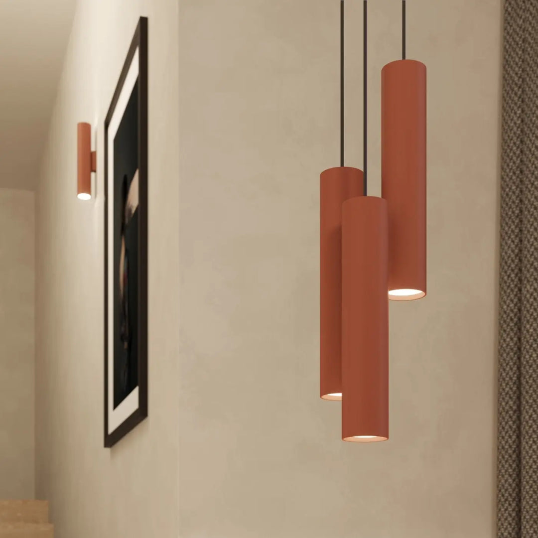 Applique murale ocre rouge allumée, vue rapprochée