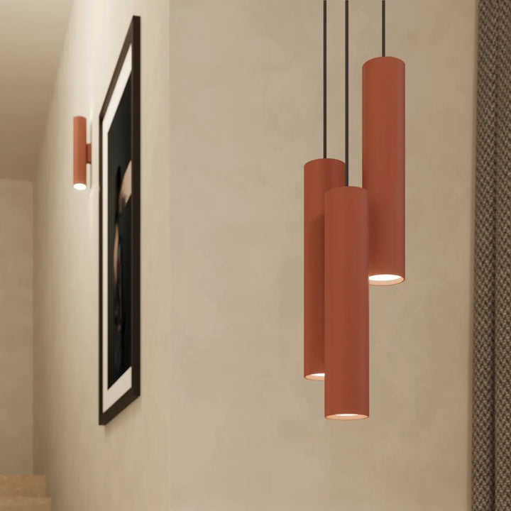 Applique murale ocre rouge allumée, vue rapprochée