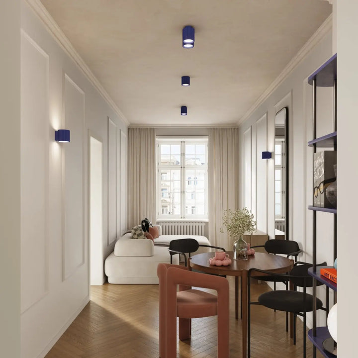Applique murale aura ultramarine avec forme unique inspirée et finition bois sombre minimaliste élégante