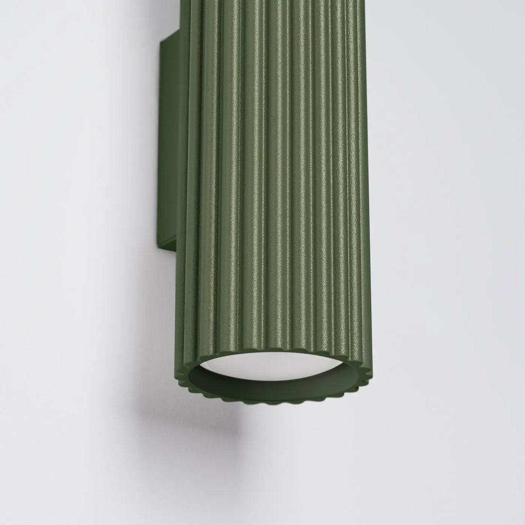 Applique murale karbon 30 vert olive avec finition mate, diffuseur en verre dépoli et design minimaliste plafonnier karbon allie
