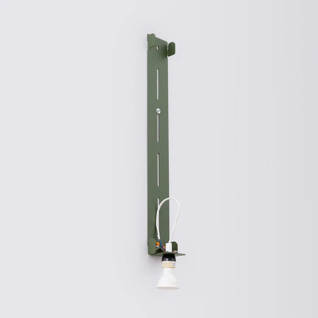 Applique murale freya 90 vert olive en métal avec ampoule conique blanche et câblage apparent collection dappliques murales minimalistes