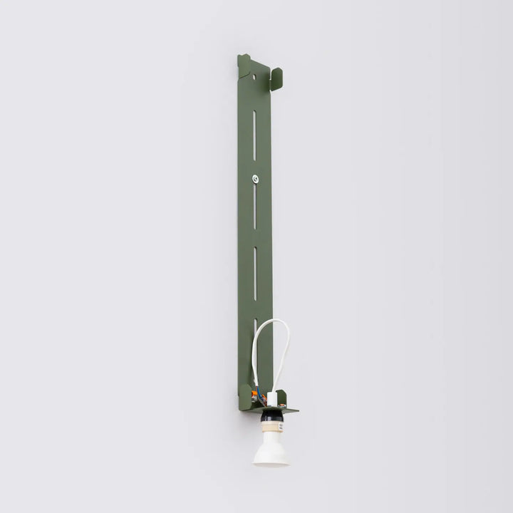 Applique murale freya 90 vert olive en métal avec ampoule conique blanche et câblage apparent collection dappliques murales minimalistes