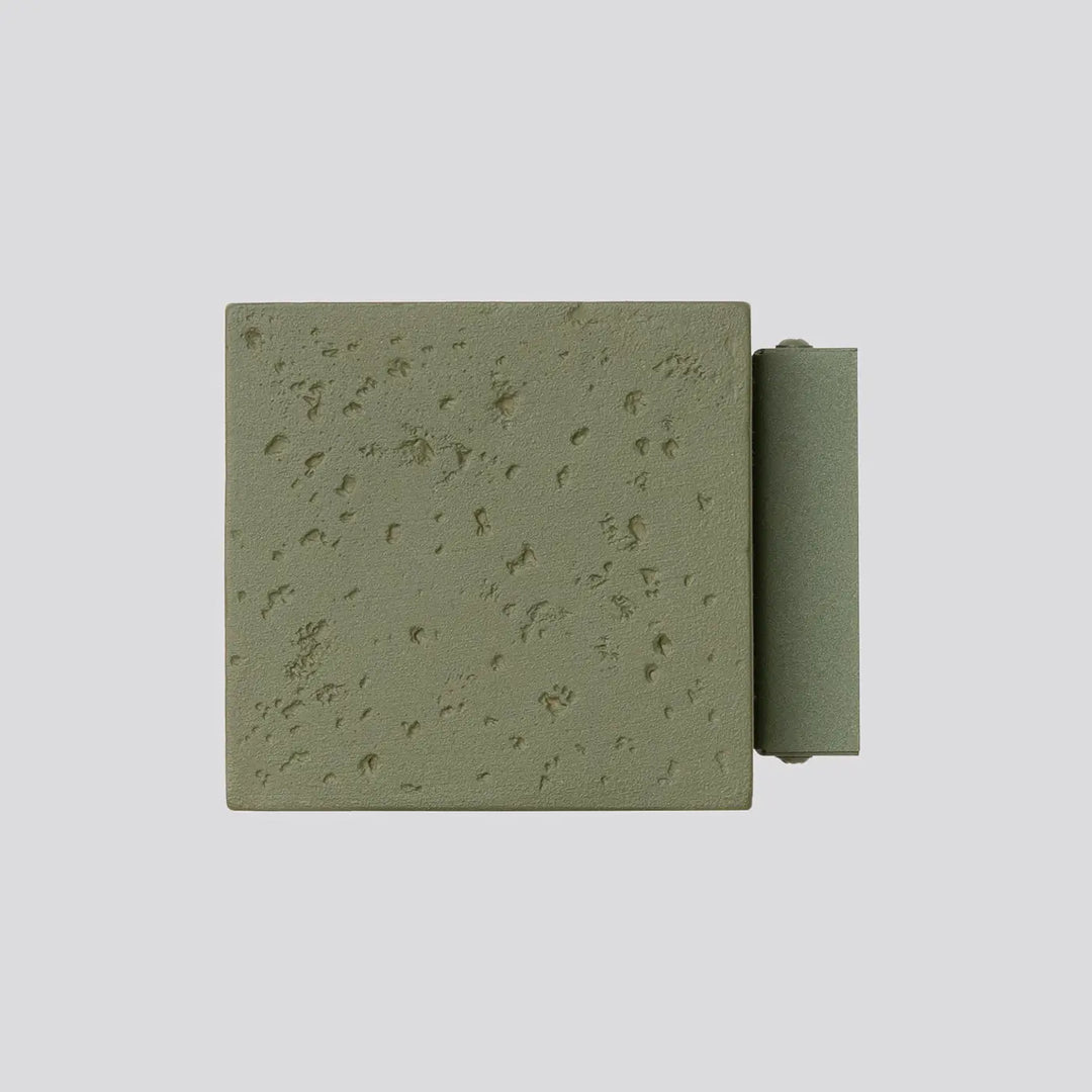 Applique murale quad béton vert olive avec finition mate texturée et surface subtilement tachetée pour un design contemporain
