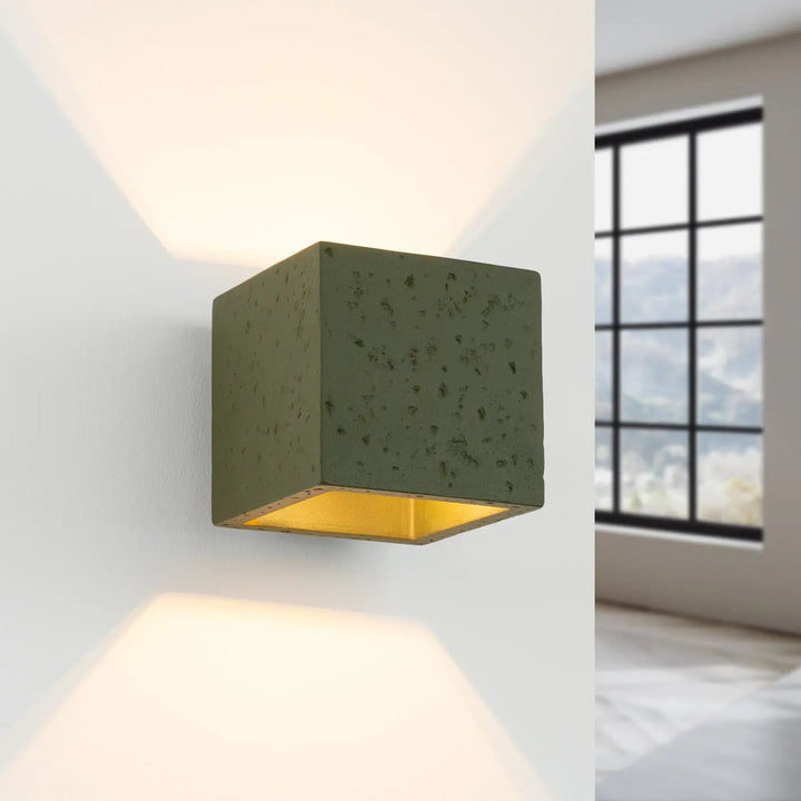 Applique murale design contemporain en béton vert olive avec intérieur doré chaud, un accent décoratif unique