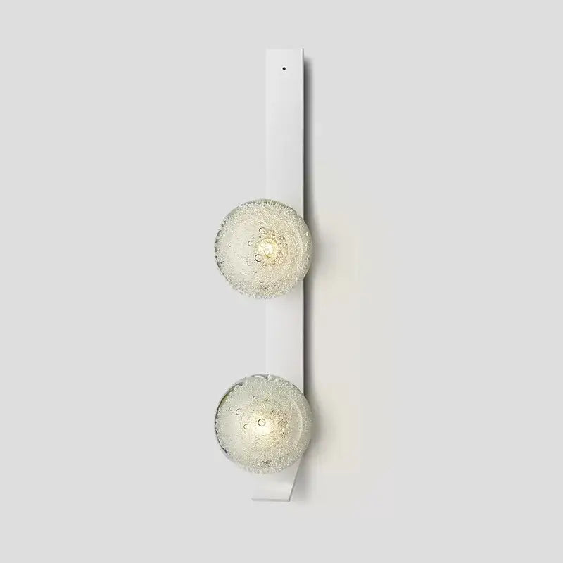 Applique Murale Verticale Dorée Avec Globes Soufflés Élégants