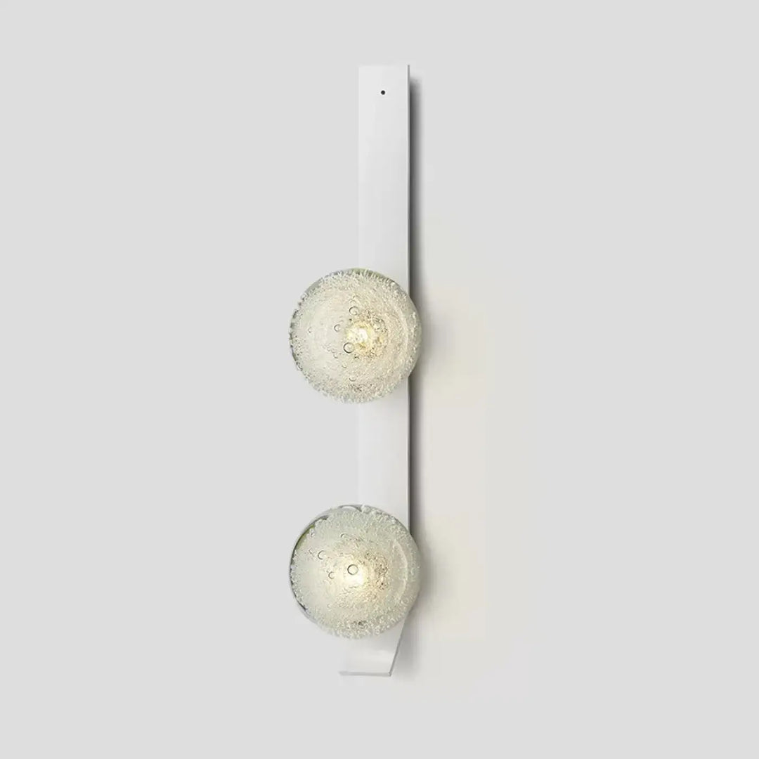 Applique Murale Verticale Dorée Avec Globes Soufflés Élégants