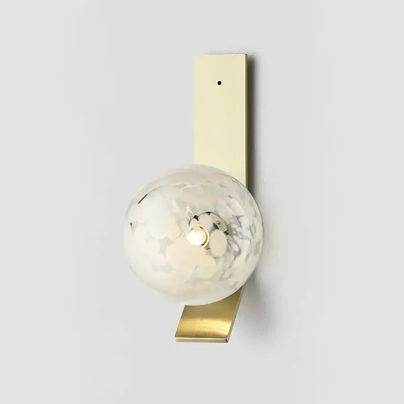 Applique Murale Verticale Dorée Avec Globes Soufflés Élégants