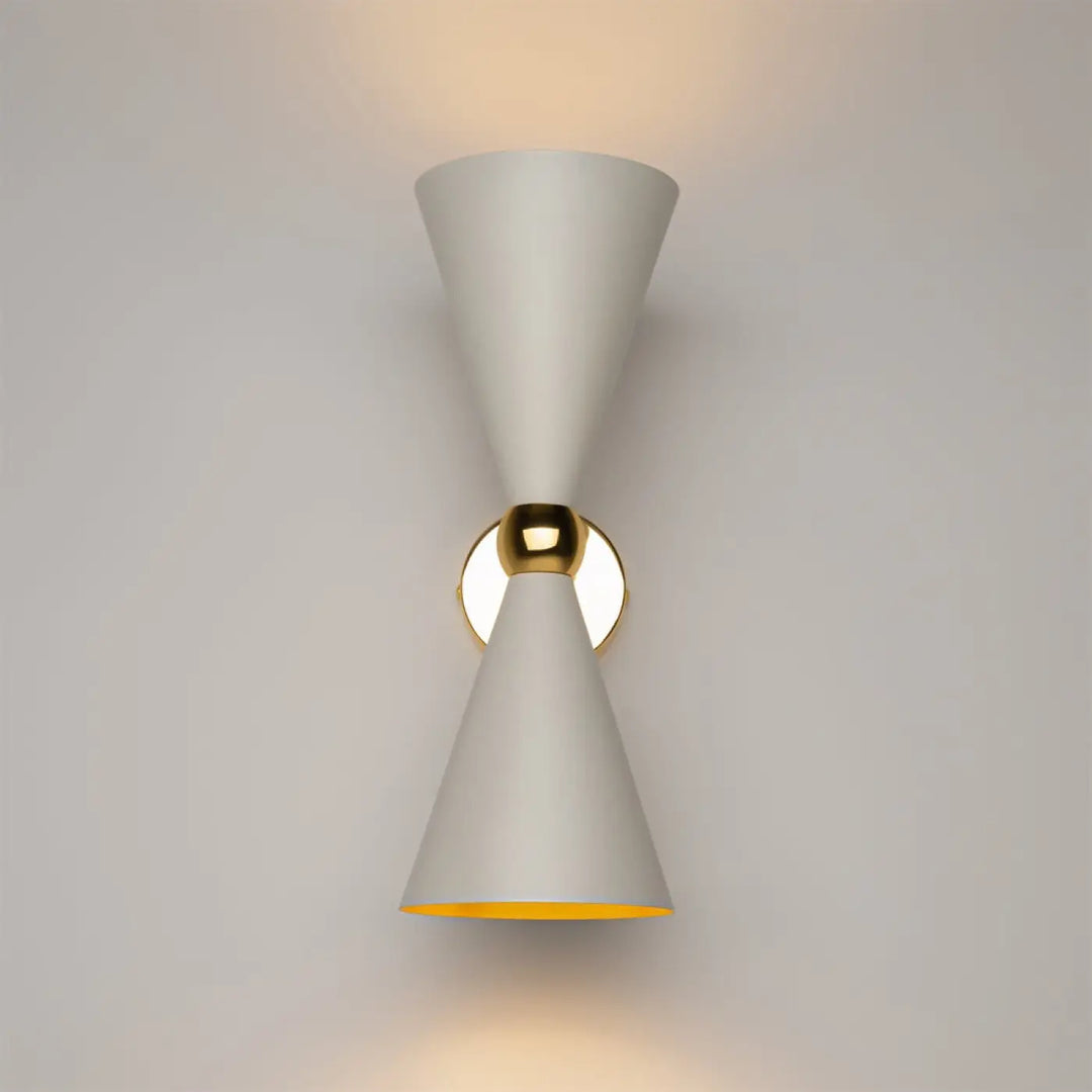 Applique murale vesper conique blanche avec anneau doré et intérieur jaune pour éclairage mural élégant