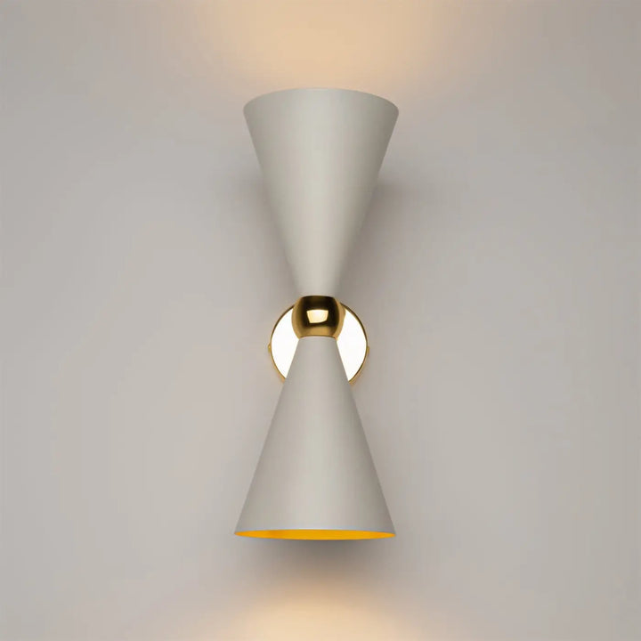 Applique murale vesper conique blanche avec anneau doré et intérieur jaune pour éclairage mural élégant