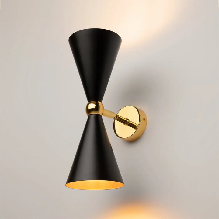 Applique murale vesper conique noir mat avec bras et plaque en laiton doré et lumière intérieure dorée chaleureuse