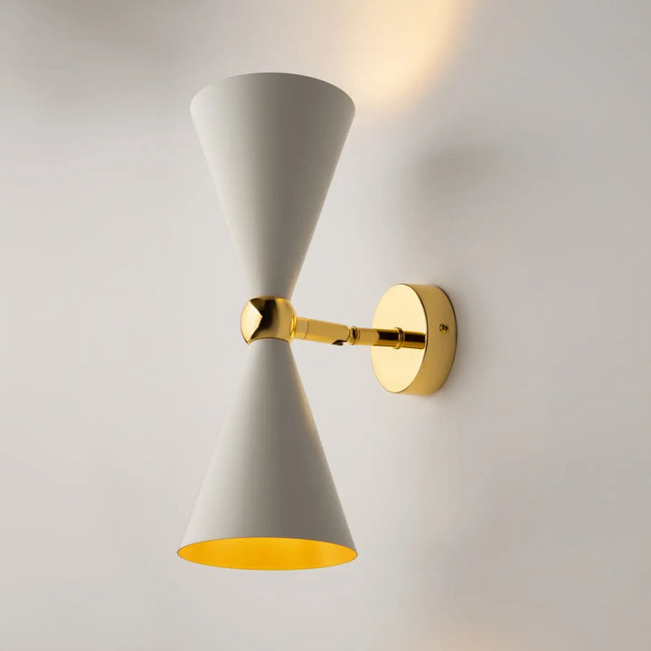 Applique murale VESPER blanche conique avec bras métal doré et intérieur jaune chaud pour éclairage élégant