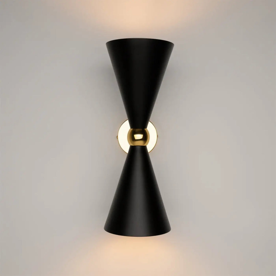 Applique murale vesper conique noire avec accent circulaire doré et sphère centrale design élégant et moderne