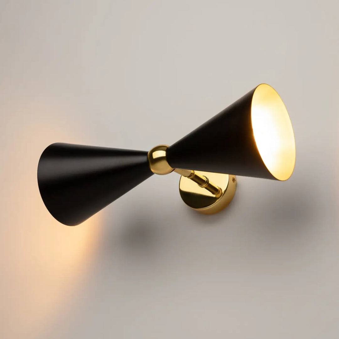 Applique murale vesper conique noire avec accents métalliques dorés et lumière chaude et focalisée