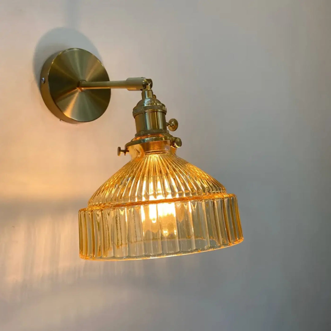 Applique murale vintage chic en laiton avec verre teinté élégant