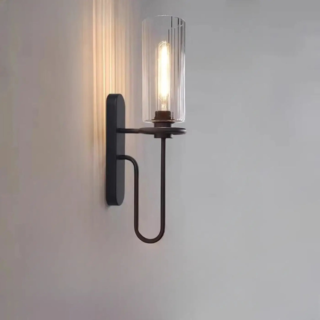 Applique murale noire en métal avec cylindre en verre transparent et ampoule à filament visible loftia